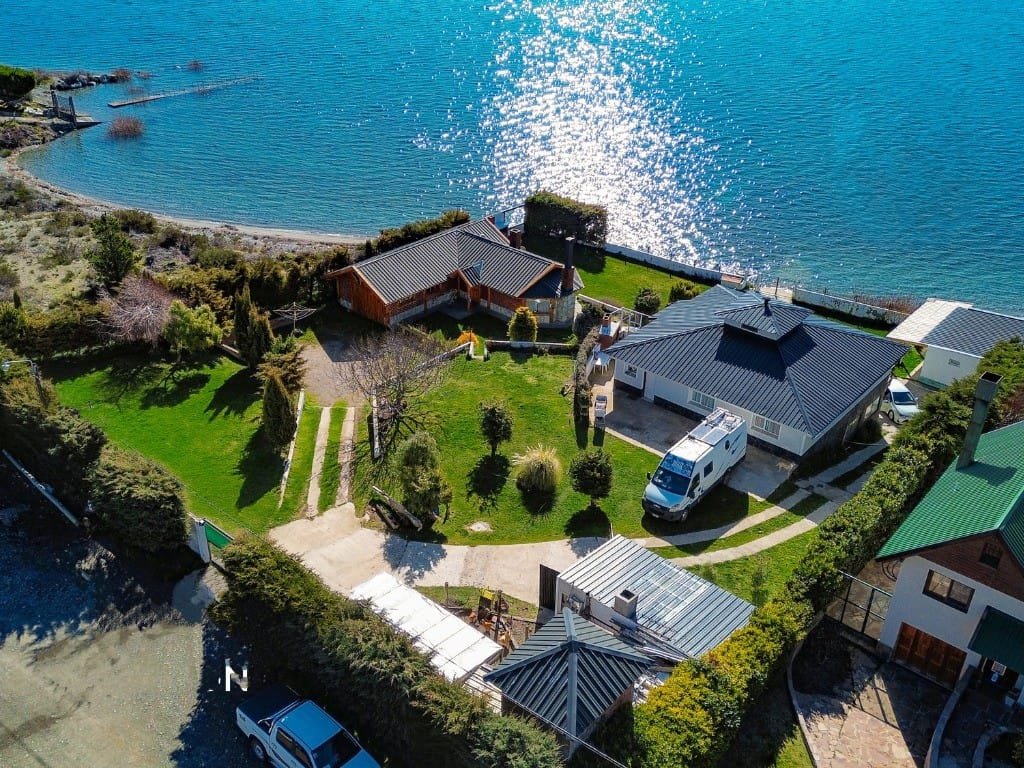 Conjunto de casas con costa de Lago Nahuel Huapi